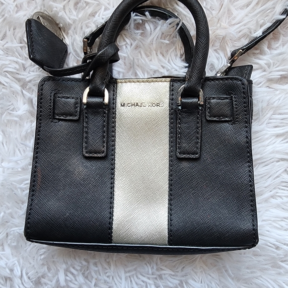 Michael Kors Black and White Crossbody Bag with Sophisticated Design - Picture 3 of 7